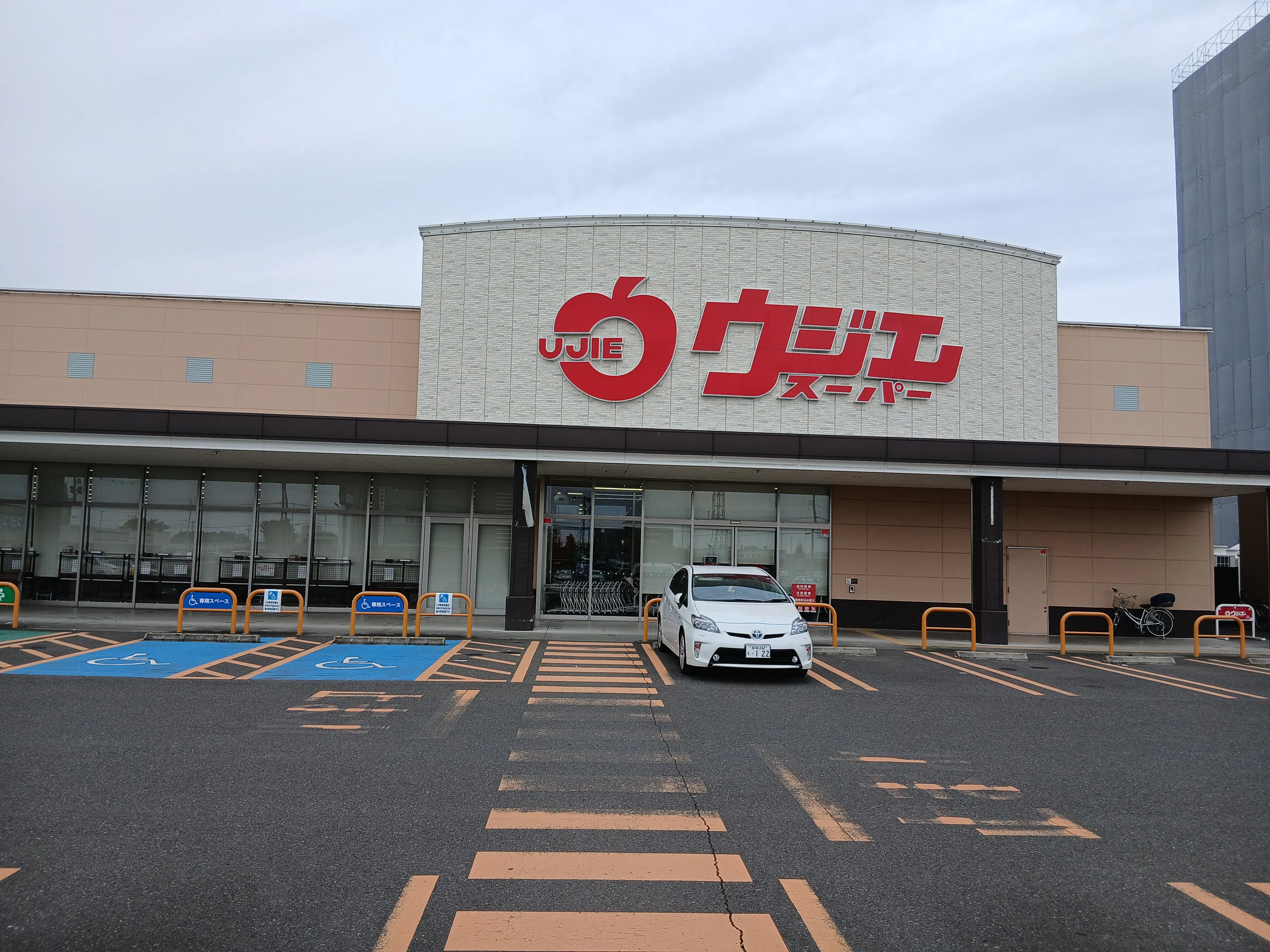 【ウジエスーパー吉岡店】食物販や物販に利用可能な駐車場スペース