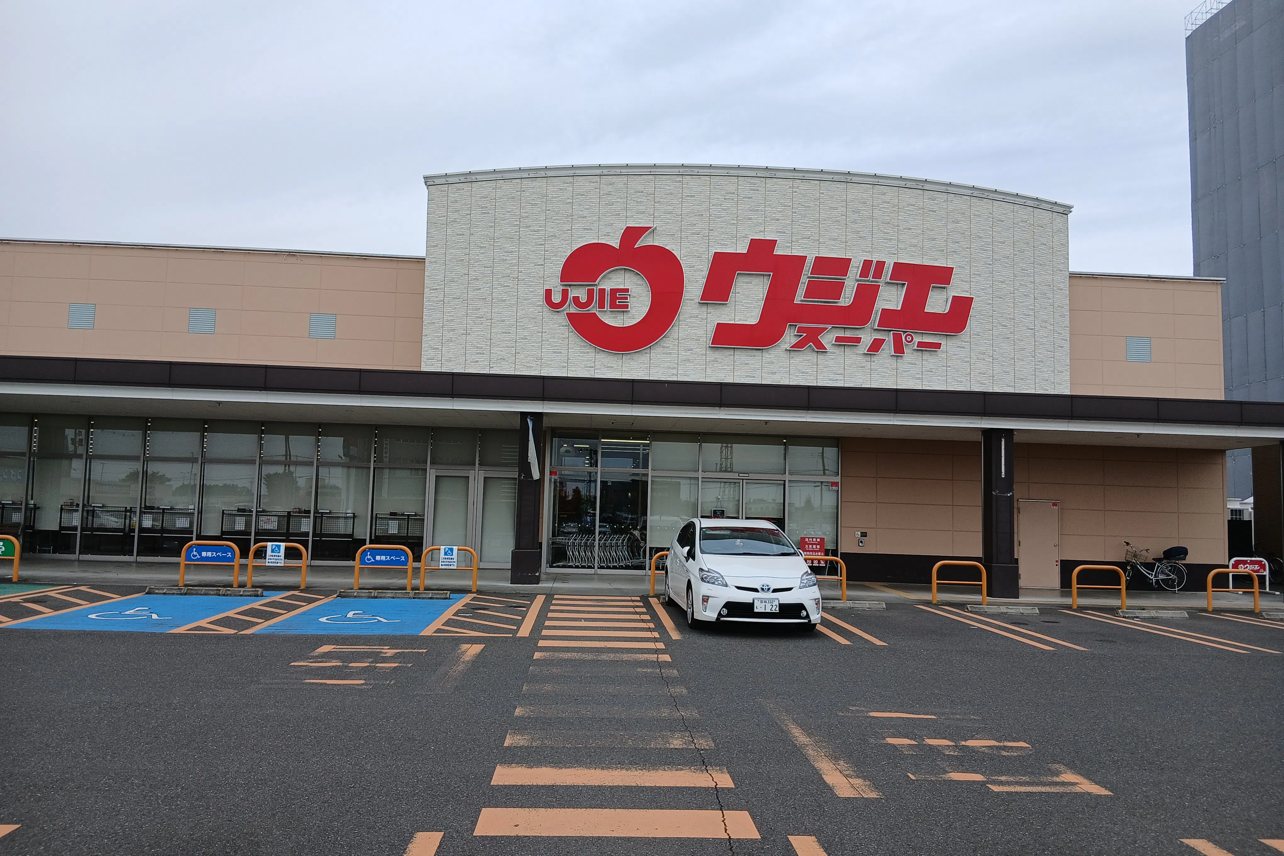 【ウジエスーパー吉岡店】食物販や物販に利用可能な駐車場スペース