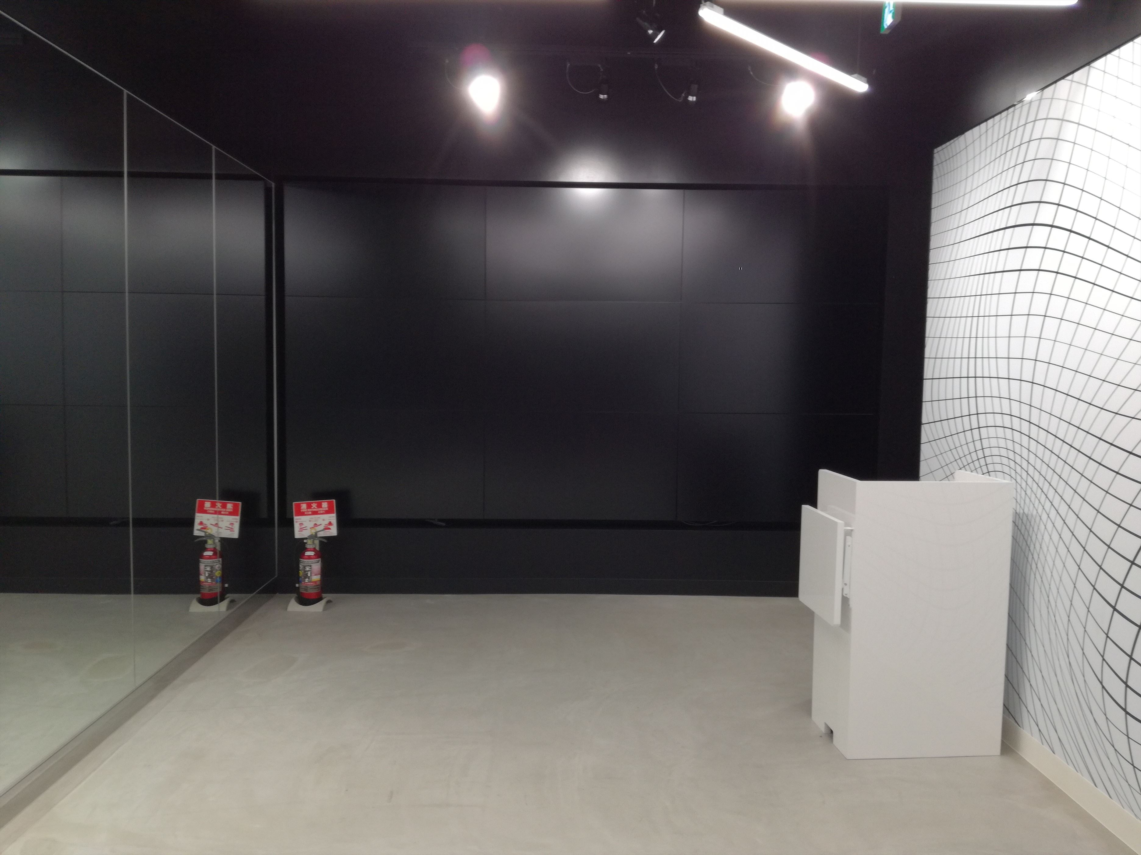 スペースに向かって正面には9面液晶パネルを設置しており、動画やスライドショーによるブランドのPRが可能です