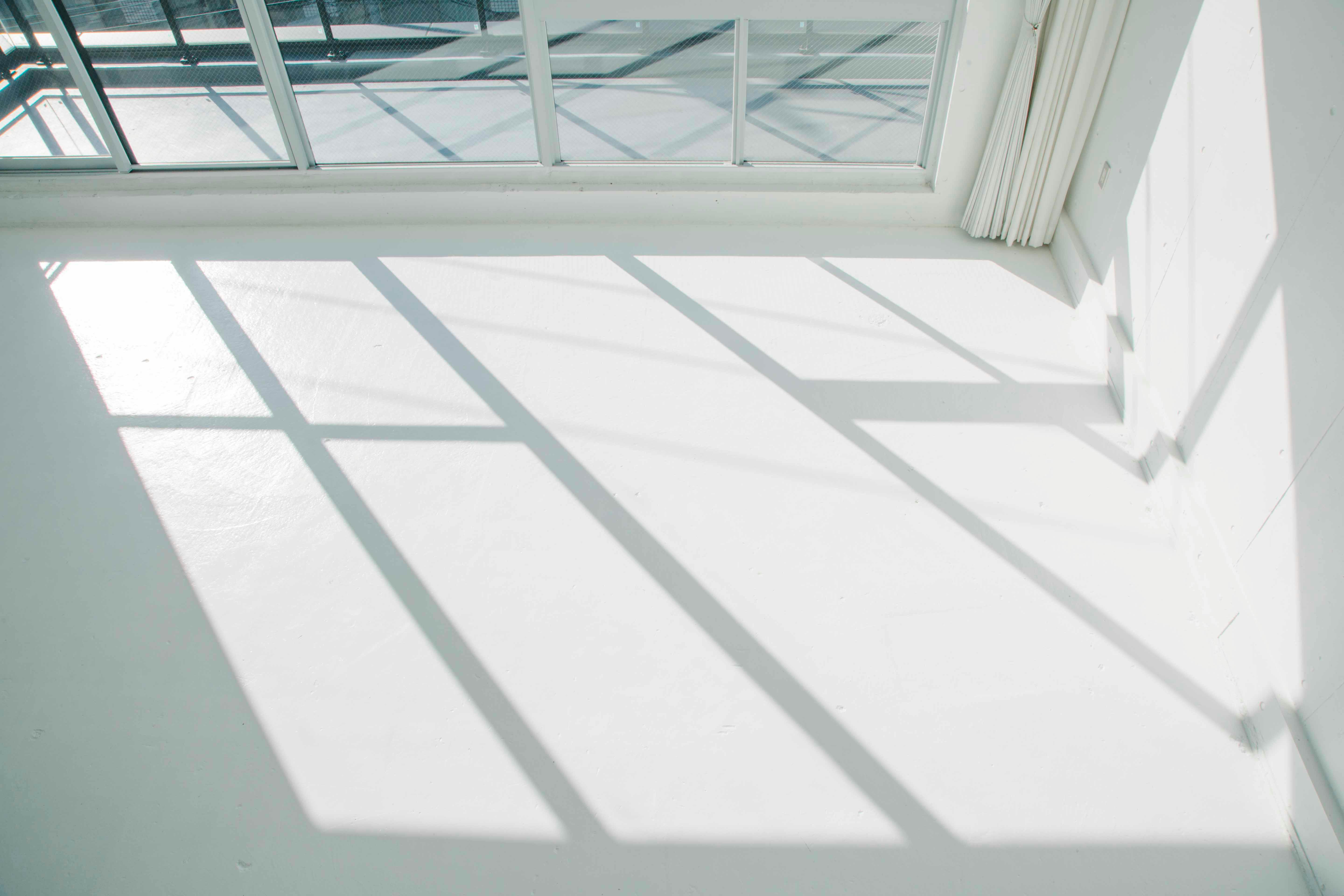 【代々木上原駅3分】展示会場や撮影に最適な自然光が1日中入る白とコンクリートのシンプルなスタジオ