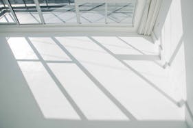 【代々木上原駅3分】展示会場や撮影に最適な自然光が1日中入る白とコンクリートのシンプルなスタジオ