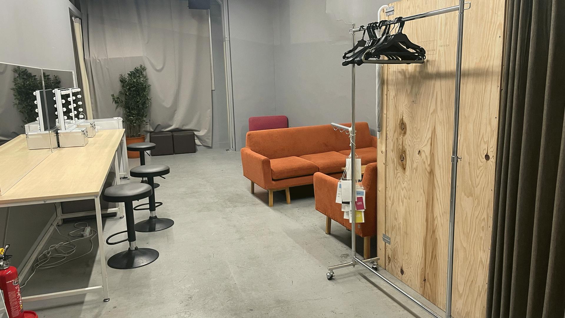 楽屋完備なので出演者・スタッフ控え室としても利用可能!