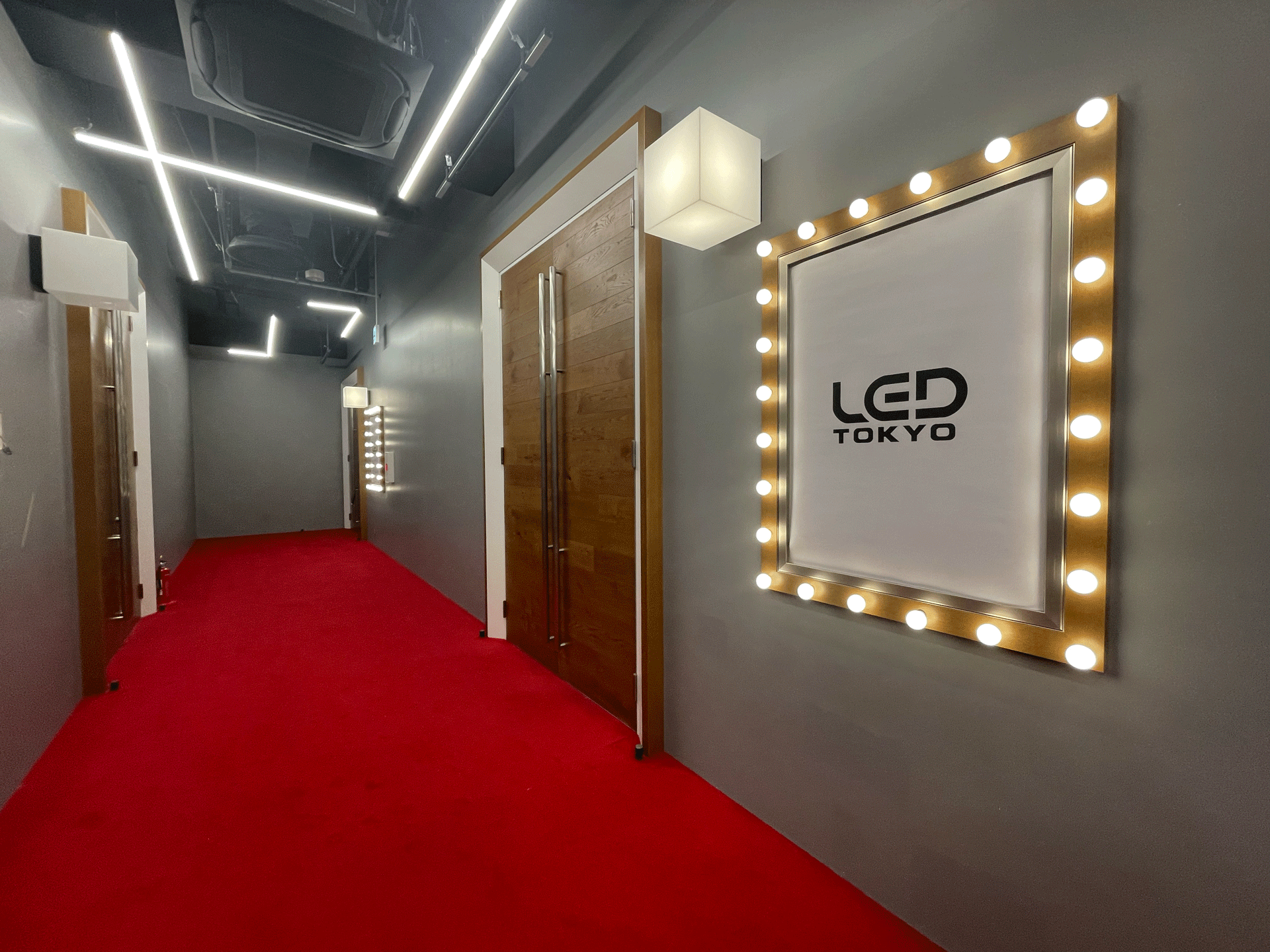 入り口はレッドカーペットでワクワク感を演出！