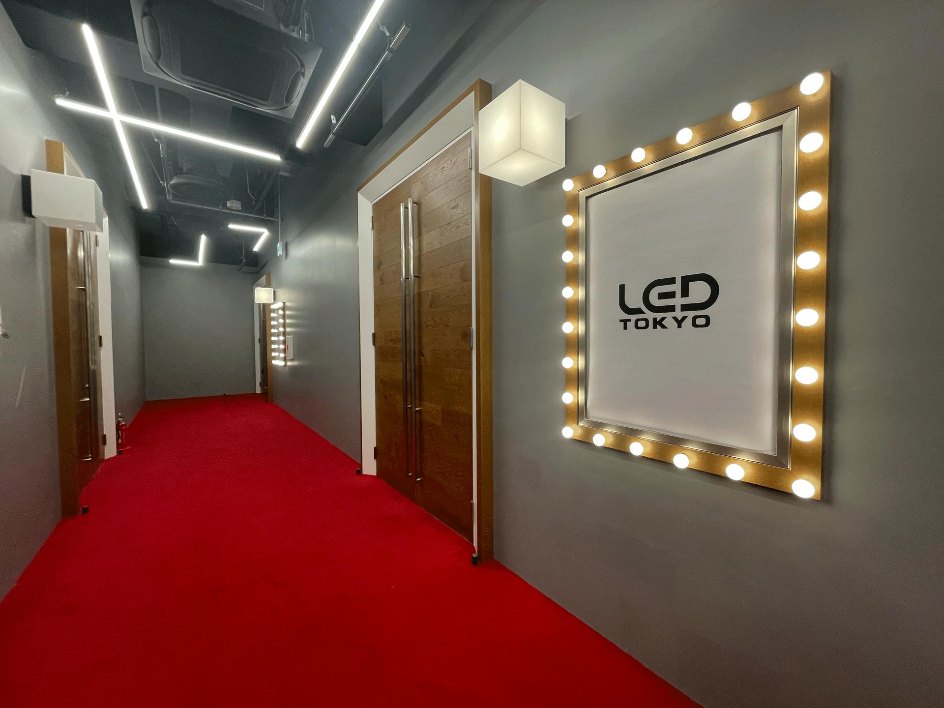 入り口はレッドカーペットでワクワク感を演出!