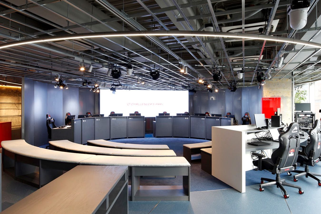 【天神南駅3分】企業イベントやセミナー開催、オフサイトミーティングに最適な配信設備の整ったイベントスペース