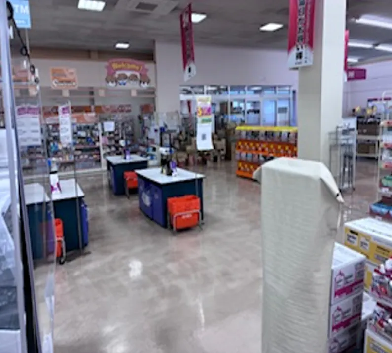 【ザ・ビッグ大館西店】レジ後ろお客さま休憩所前 販促プロモーションや物販に最適なスーパー店内催事イベントスペース