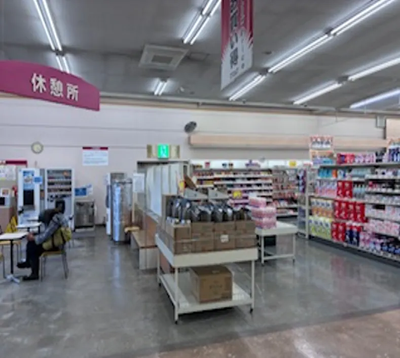 【ザ・ビッグ大館西店】レジ後ろお客さま休憩所前 販促プロモーションや物販に最適なスーパー店内催事イベントスペース