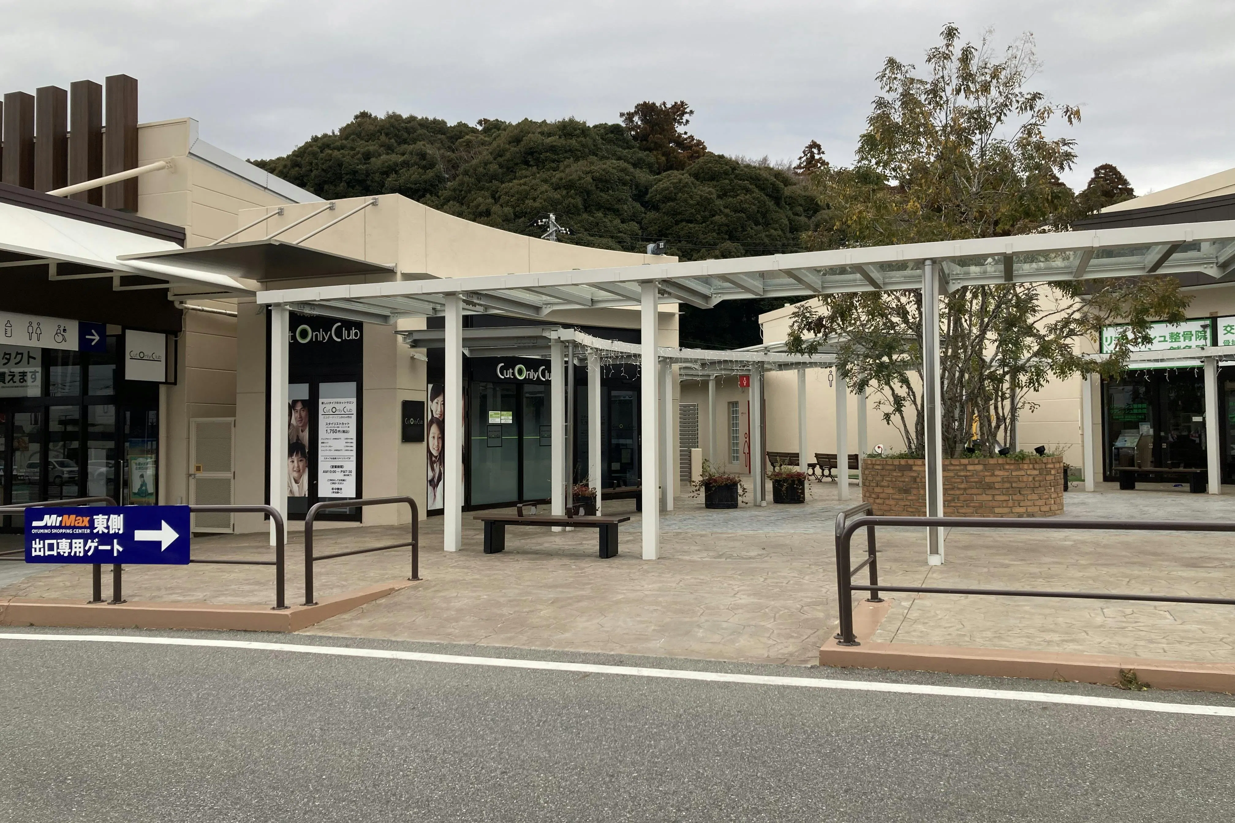 【ミスターマックス おゆみ野店】中央広場(キッチンカー小型) キッチンカーや物販用途に最適な総合ディスカウントストアの催事イベントスペース