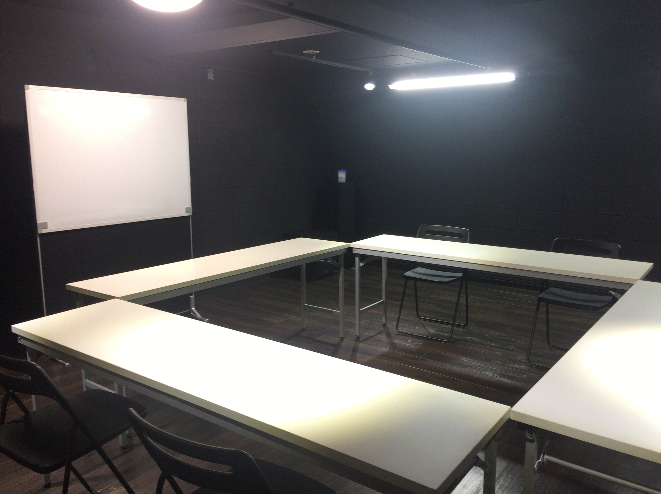 会議机や椅子、ホワイトボードも備えておりますので、会社の研修や会議、勉強会にもご利用頂けます。