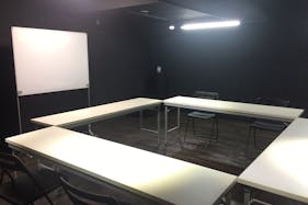 【祐天寺駅7分】展示会場やワークショップに最適な黒が基調のシックな防音室かつ充実の音響設備のあるイベントスペース