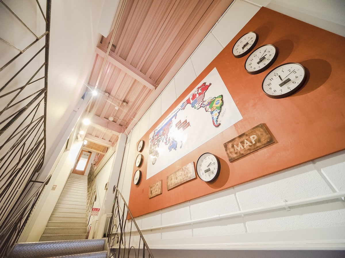 ２Fには世界マップと世界時計