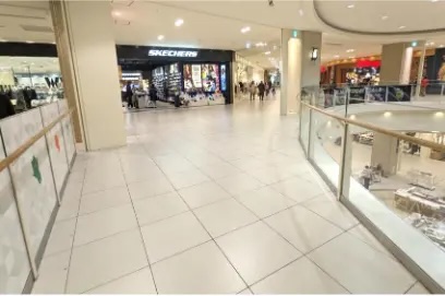 【あべのキューズモール】「④1F スケッチャーズ前」入口導線に近く視認性抜群！中規模のプロモーションやポップアップに最適なイベントスペース