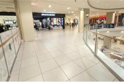 【あべのキューズモール】「④1F スケッチャーズ前」入口導線に近く視認性抜群!中規模のプロモーションやポップアップに最適なイベントスペース