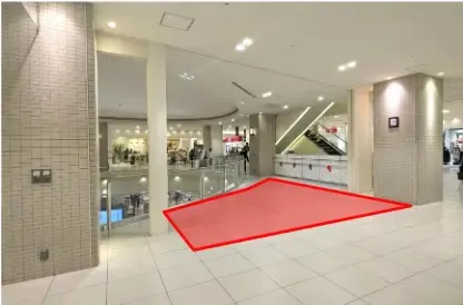 【あべのキューズモール】「④1F スケッチャーズ前」入口導線に近く視認性抜群!中規模のプロモーションやポップアップに最適なイベントスペース