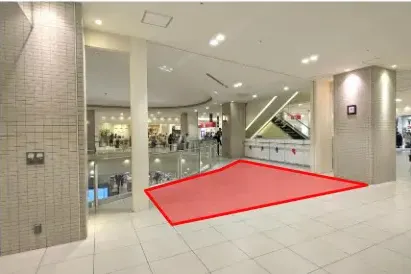 【あべのキューズモール】「④1F スケッチャーズ前」入口導線に近く視認性抜群!中規模のプロモーションやポップアップに最適なイベントスペース