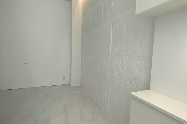 【伏見桃山駅3分】各種展示会やレンタルキッチン、撮影用途での利用に最適な白を基調としたレンタルスペースの画像1