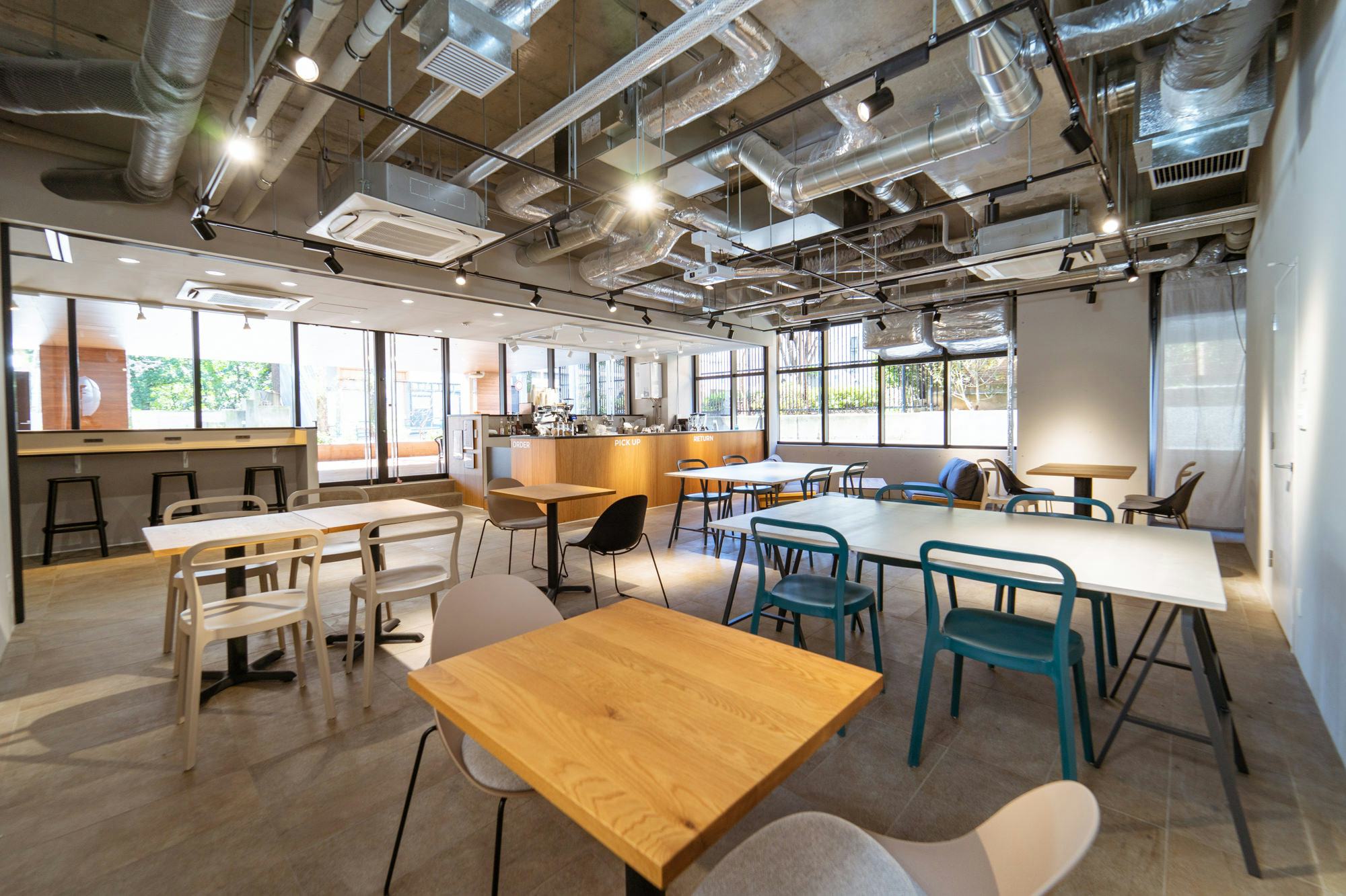 【中目黒駅徒歩4分】コンクリート・白壁の洗練された駒沢通りに面した路面のカフェ併設スペース