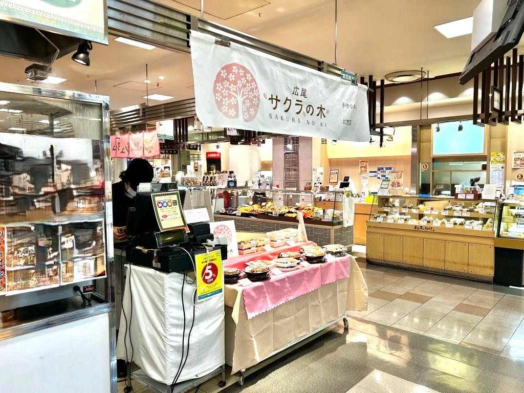 暖簾（防炎加工必須）を付けることが可能です。