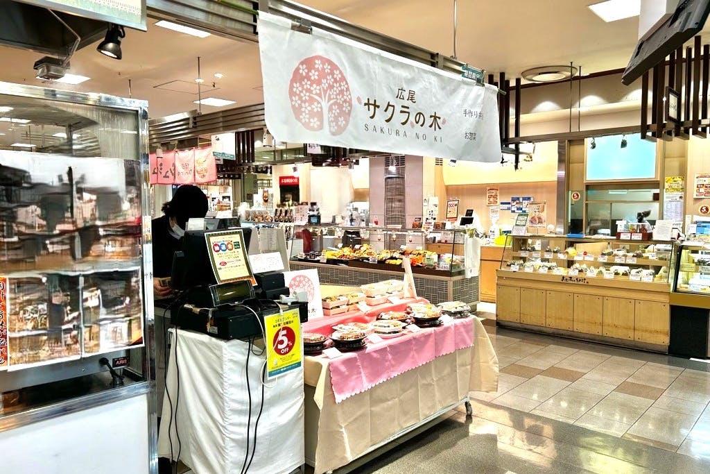 暖簾(防炎加工必須)を付けることが可能です。