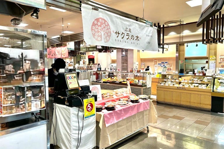 暖簾(防炎加工必須)を付けることが可能です。