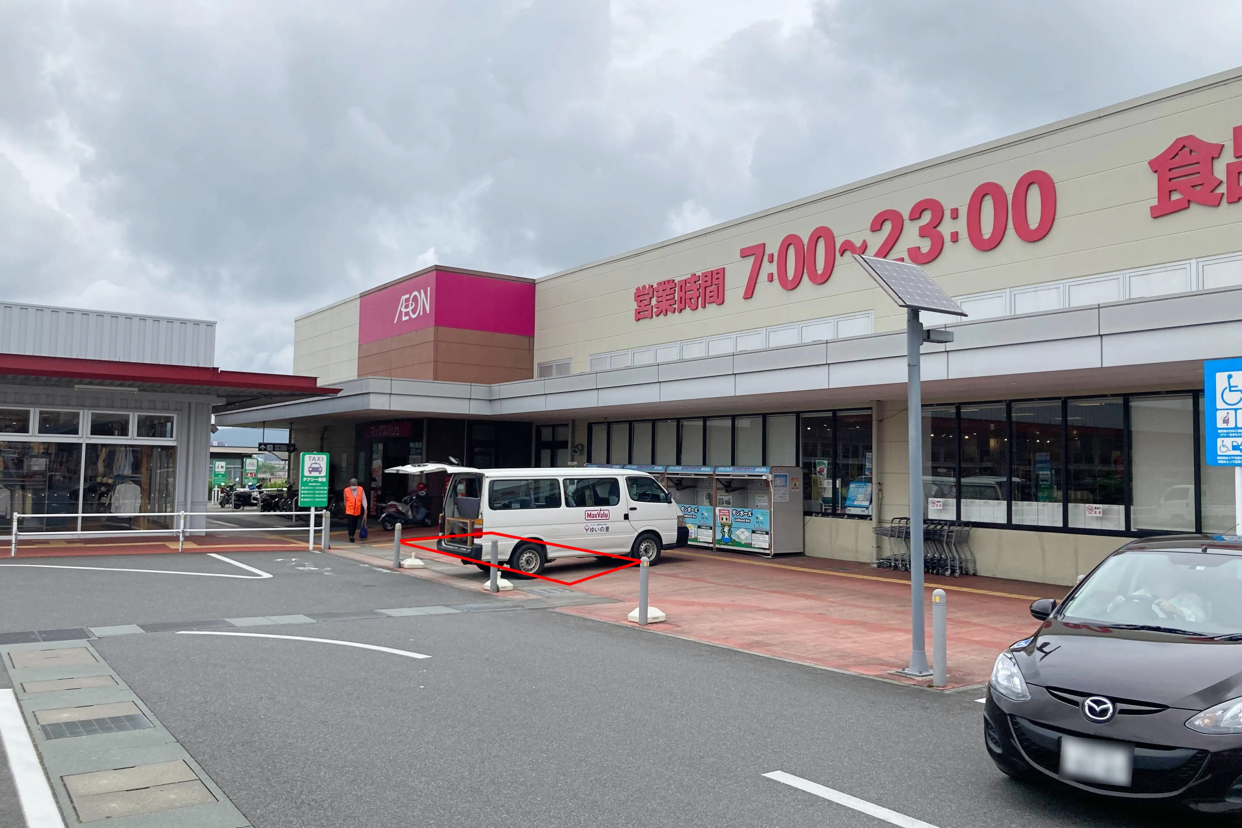 【イオンタウン伊賀上野】各種プロモーションイベントやキッチンカー、物販イベント等多用途で利用可能なマックスバリュ出入口前にある通行量の多い屋外スペース