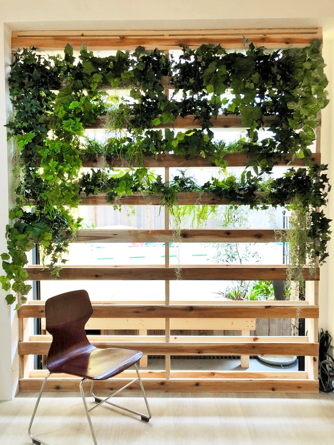 木目調の椅子と設備です