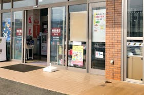 【明屋書店石井店】松山IC近くの好立地でプロモーションイベントに最適!コンビニ複合書店の軒下催事スペース