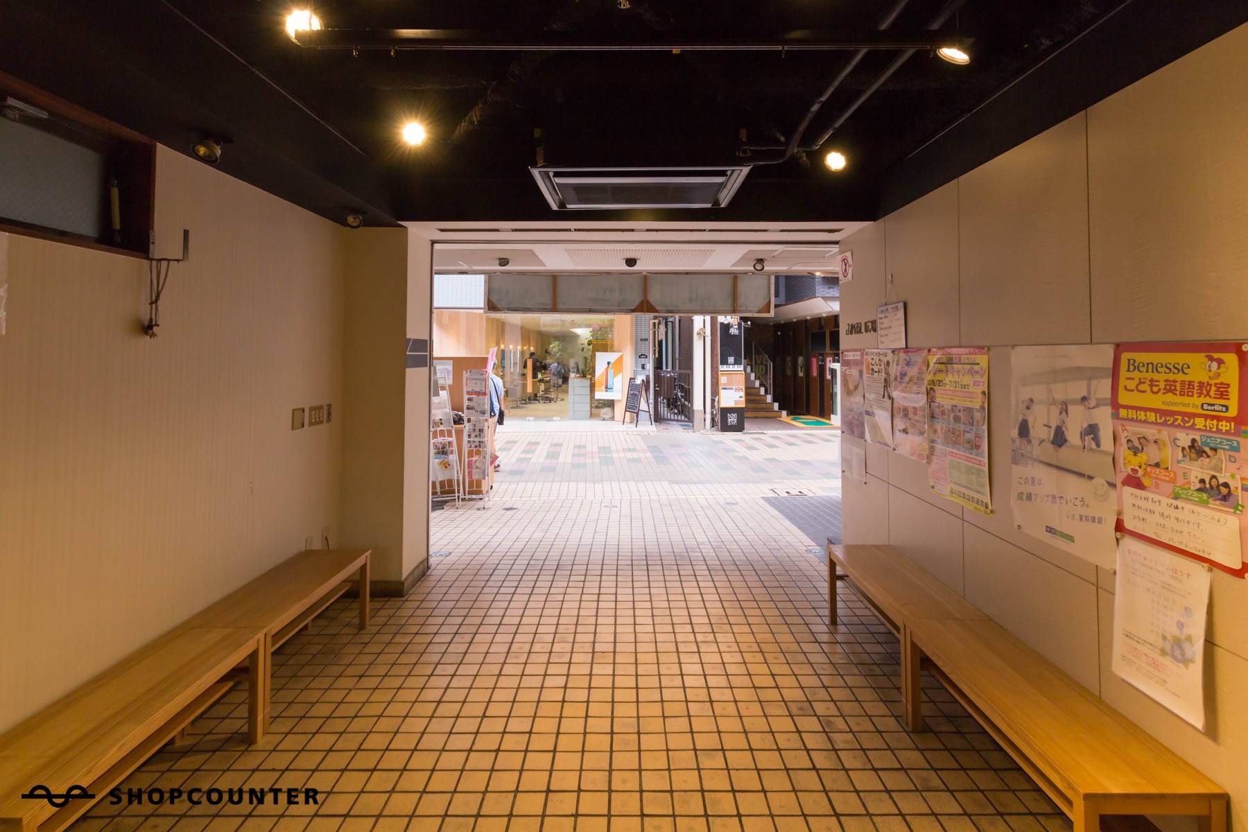 スペース内から見た商店街です