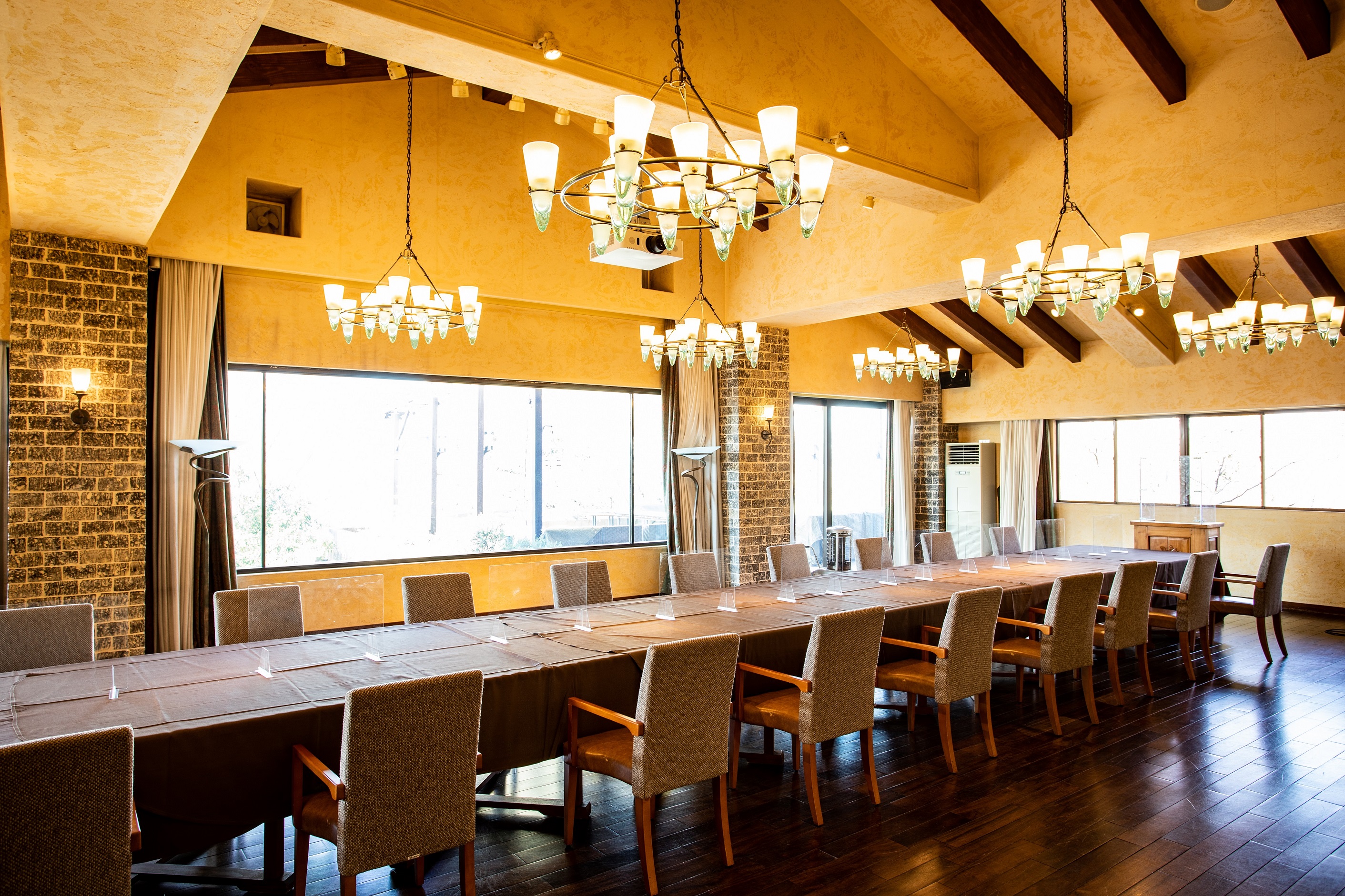 ガーデンサイドルーム（小人数レイアウト）。最大着席数20名様。会議やお食事会に。※新型コロナウィルス感染予防アクリルボード設置