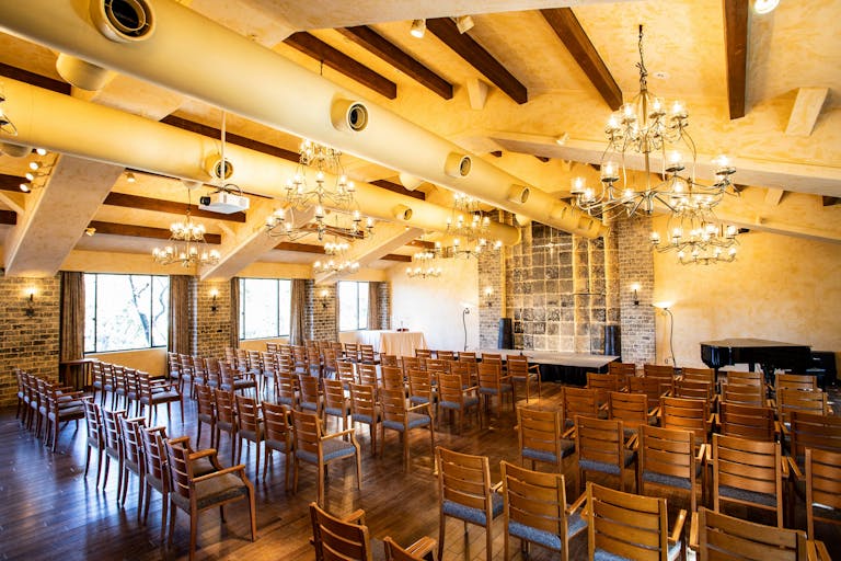 ヒルサイドルーム(シアターセッティング)。最大着席150名。キックオフや講演会など様々な催しに。