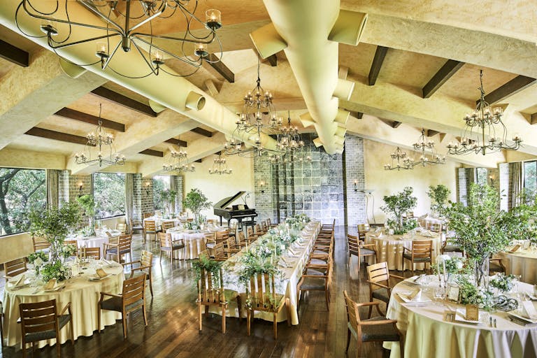 ヒルサイドルーム(最大着席140名)。重厚感のあるメインバンケット。様々な催しからカジュアルなパーティーまで。