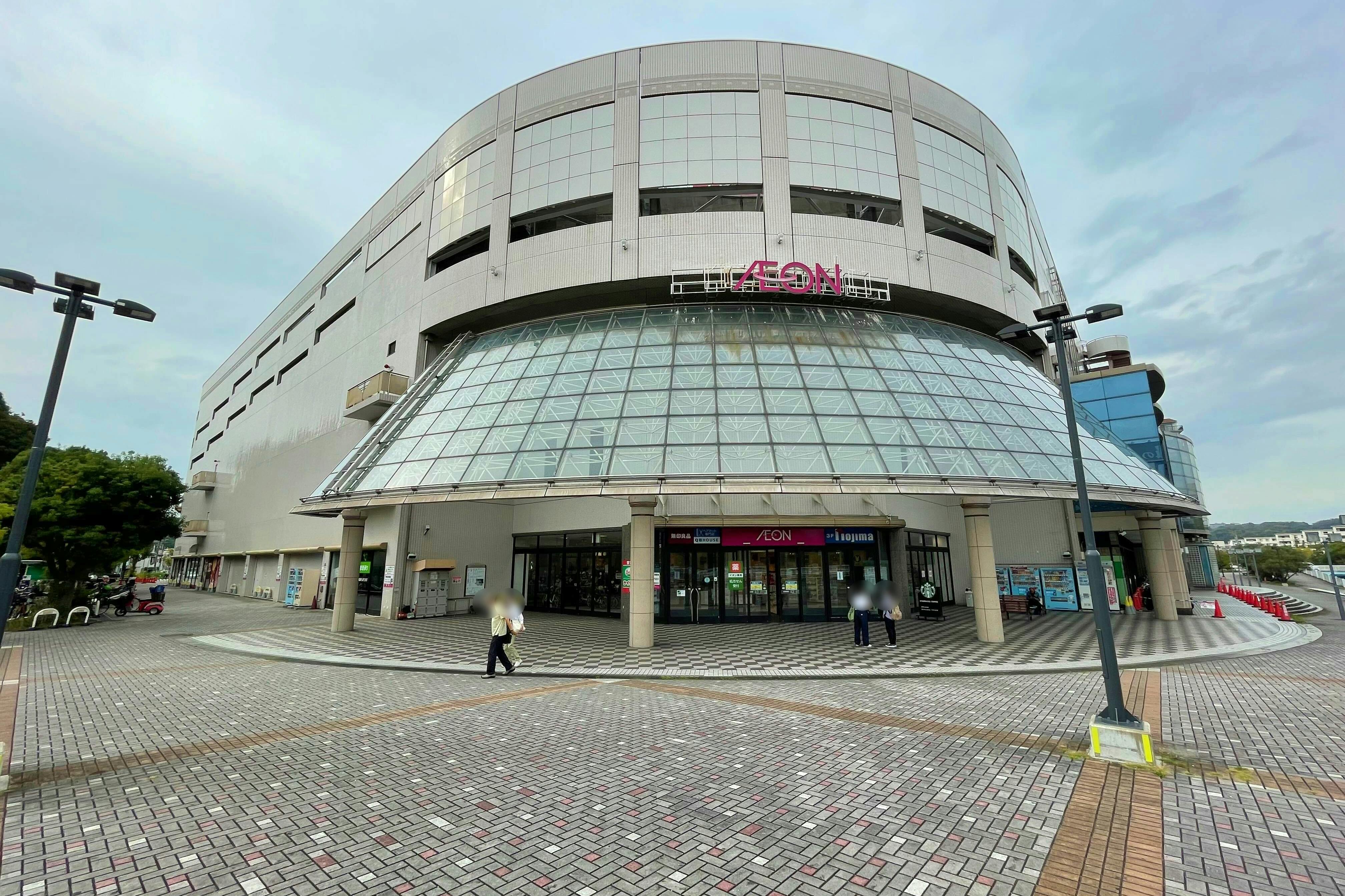 【イオン金沢八景ショッピングセンター】キッチンカーでの出店に最適なショッピングセンター敷地内にある国道側サイゼリヤ前の屋外スペース