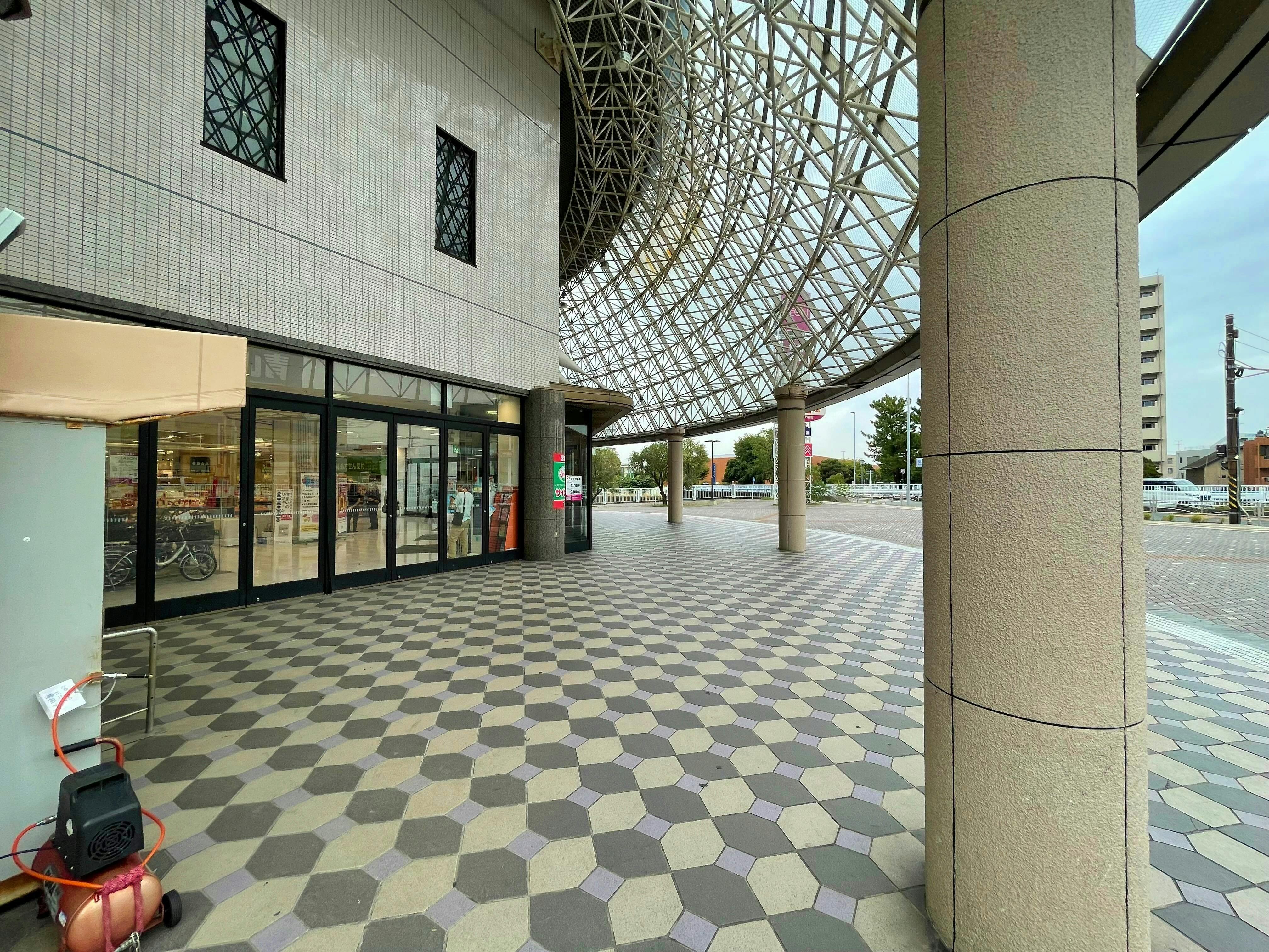 【イオン金沢八景ショッピングセンター】キッチンカーでの出店に最適なショッピングセンター敷地内にある国道側サイゼリヤ前の屋外スペース