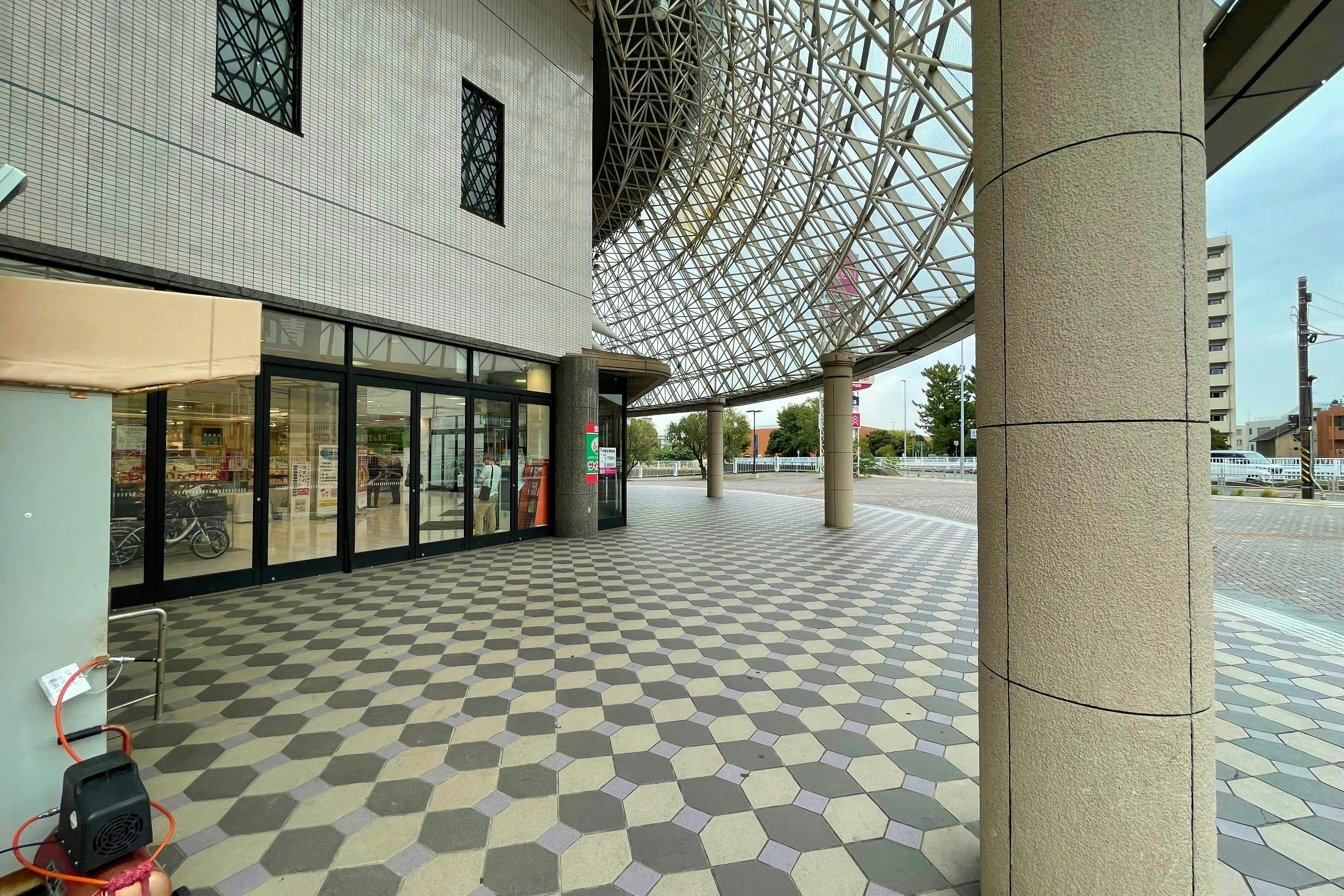 【イオン金沢八景ショッピングセンター】キッチンカーでの出店に最適なショッピングセンター敷地内にある国道側サイゼリヤ前の屋外スペース