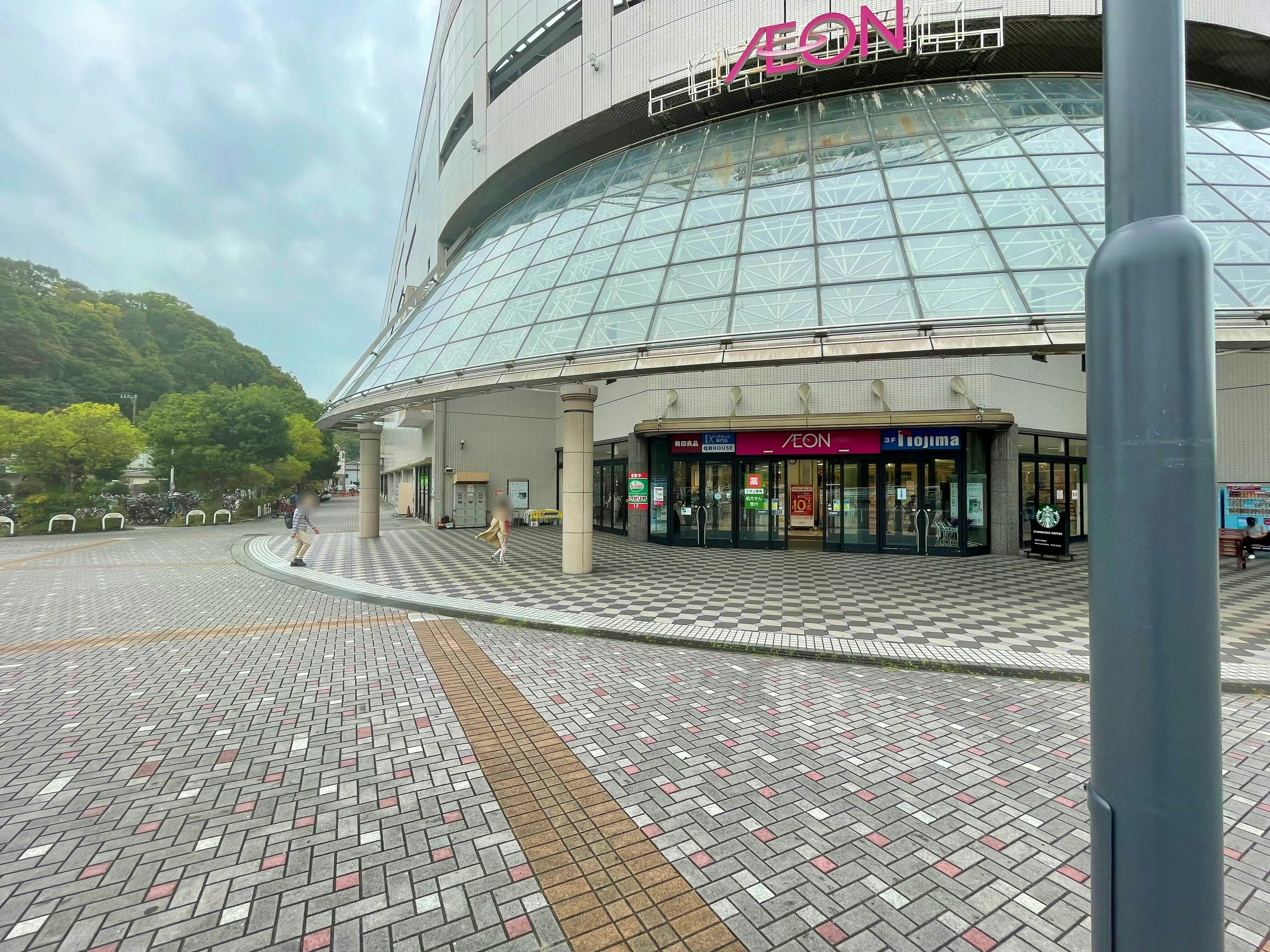 【イオン金沢八景ショッピングセンター】キッチンカーでの出店に最適なショッピングセンター敷地内にある国道側サイゼリヤ前の屋外スペースの画像