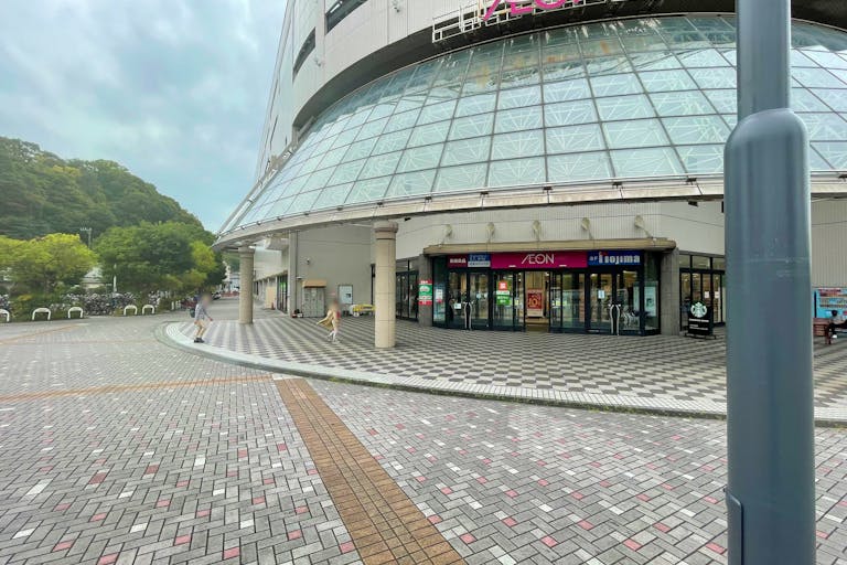 【イオン金沢八景ショッピングセンター】キッチンカーでの出店に最適なショッピングセンター敷地内にある国道側サイゼリヤ前の屋外スペースの画像1