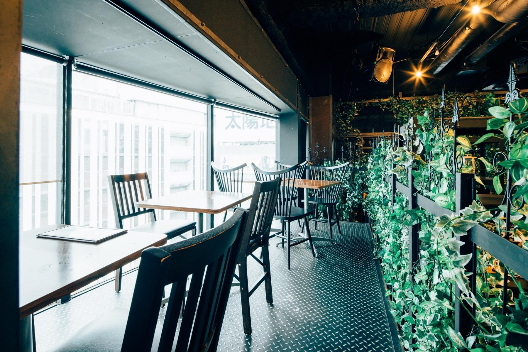 鉄と蔦が交差するお洒落カフェの画像7