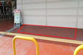 【イオンタウン茅野】各種物販イベントやプロモーションイベントに最適な通行量の多い生活雑貨店入口軒下のイベントスペース