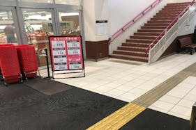 【西友 西所沢店】1F風除室 プロモーション用途や物販、食物販のポップアップストアに最適なスーパー店内催事イベントスペース