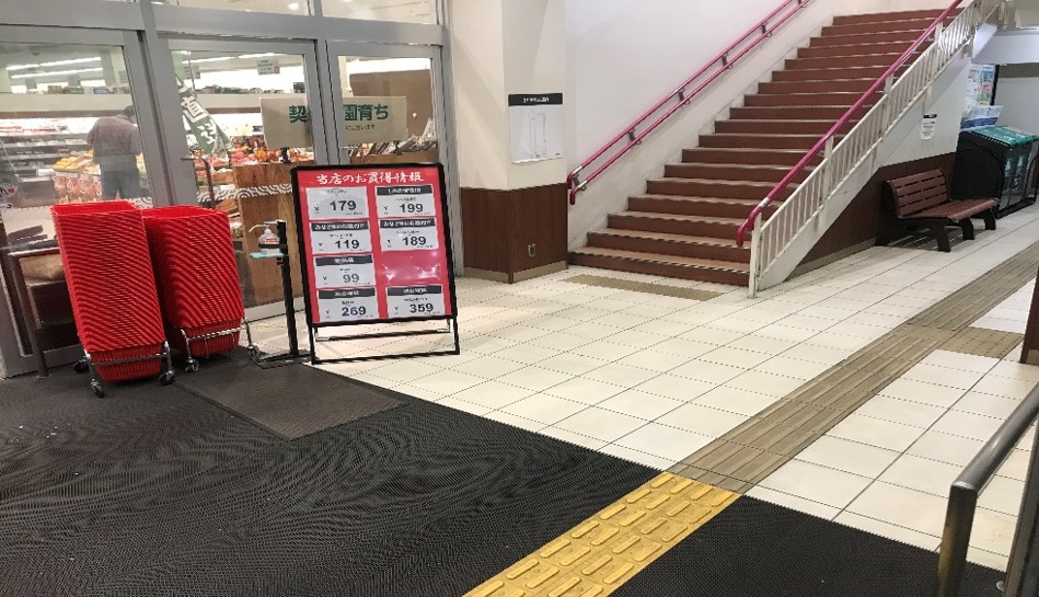 【西友　西所沢店】1F風除室　プロモーション用途や物販、食物販のポップアップストアに最適なスーパー店内催事イベントスペース