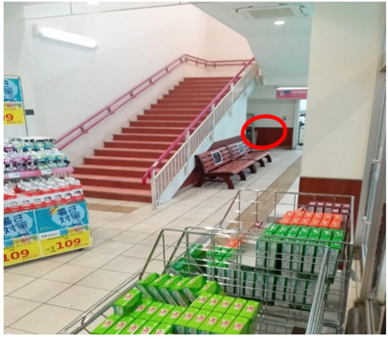 【西友　西所沢店】1F風除室　プロモーション用途や物販、食物販のポップアップストアに最適なスーパー店内催事イベントスペース