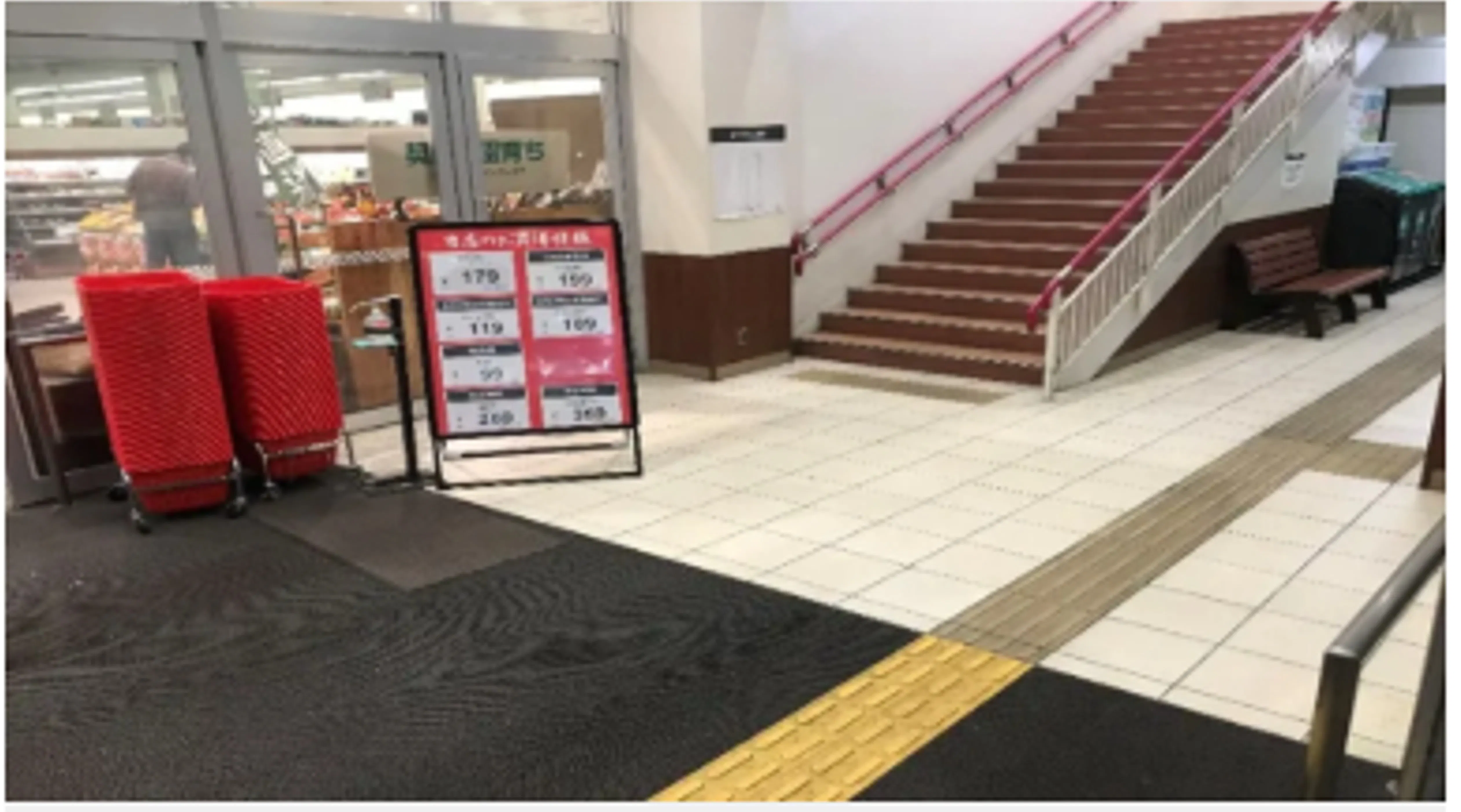 【西友　西所沢店】1F風除室　プロモーション用途や物販、食物販のポップアップストアに最適なスーパー店内催事イベントスペース