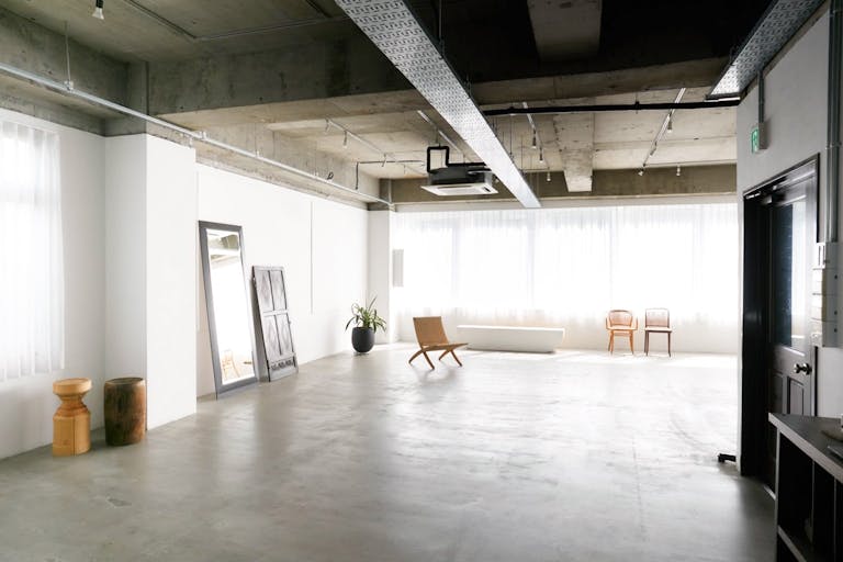 【中目黒駅5分】展示会やポップアップ・撮影に最適なシンプルな白壁と自然光が入る大きな窓が特徴のスタジオの画像6