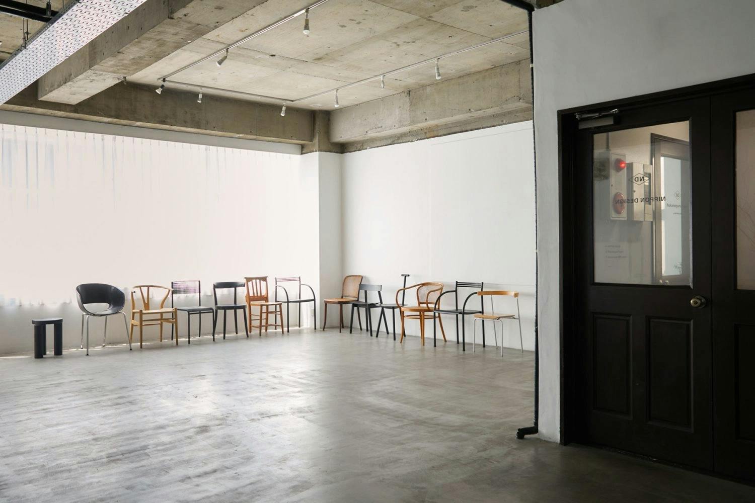 【中目黒駅5分】展示会やポップアップ・撮影に最適なシンプルな白壁と自然光が入る大きな窓が特徴のスタジオ