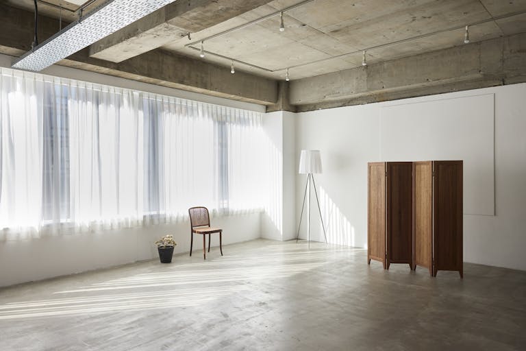 【中目黒駅5分】展示会やポップアップ・撮影に最適なシンプルな白壁と自然光が入る大きな窓が特徴のスタジオの画像1