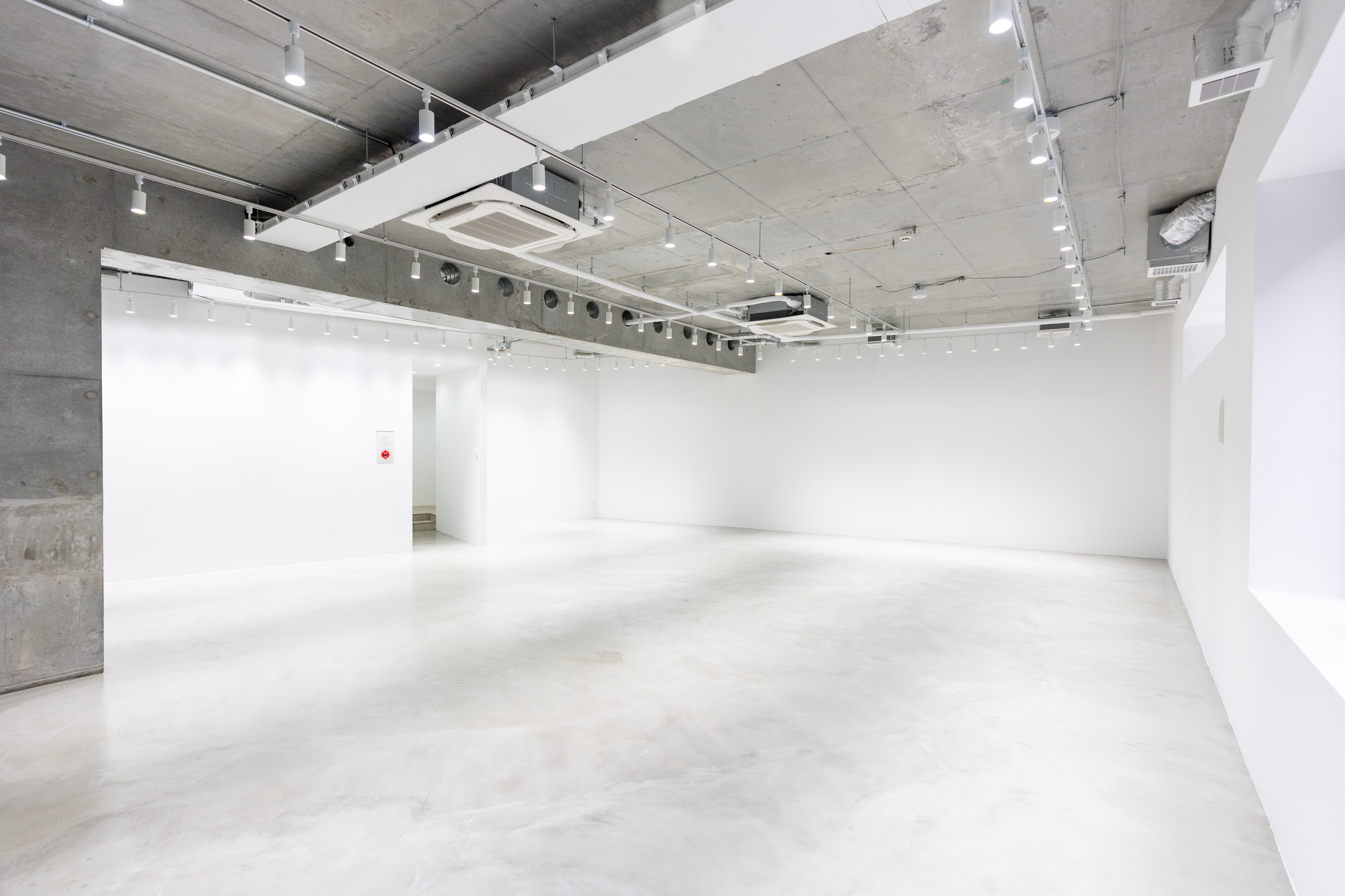 【表参道並木通りから1分／138㎡】展示会・ポップアップ・個展に最適！天井高4.7mの専用エントランスが印象的なギャラリースペース