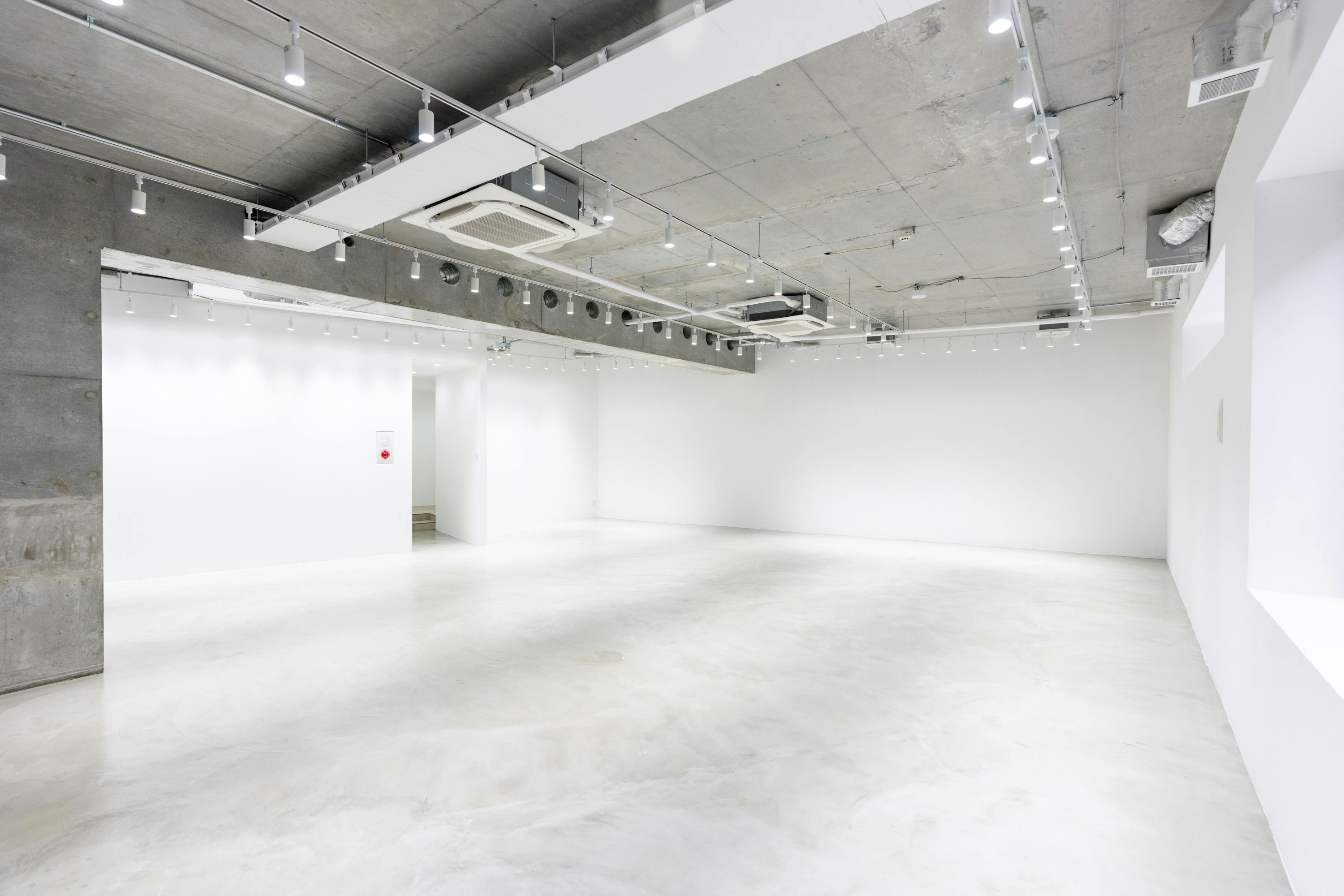 【表参道並木通りから1分／138㎡】展示会・ポップアップ・個展に最適！天井高4.7mの専用エントランスが印象的なギャラリースペースの画像