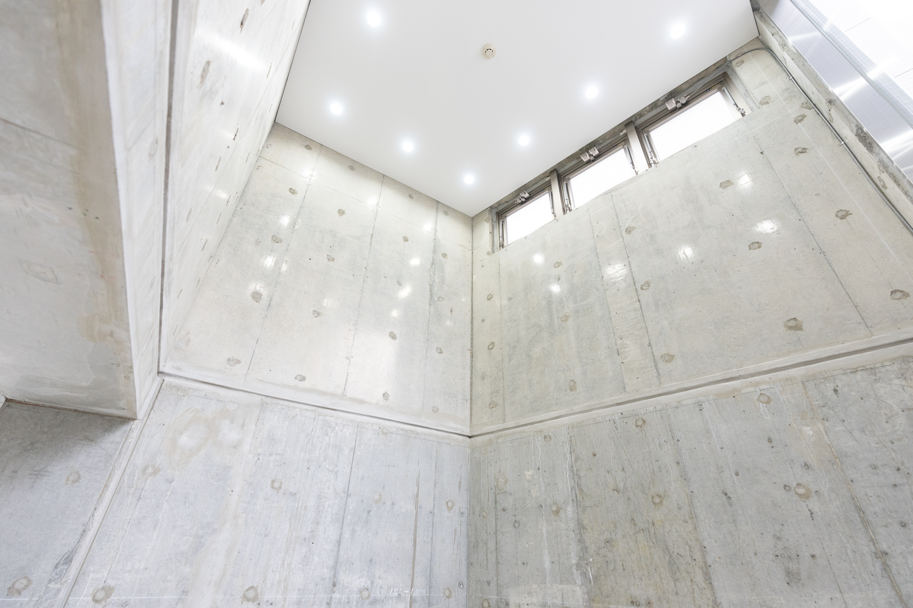 【表参道並木通りから1分／138㎡】展示会・ポップアップ・個展に最適！天井高4.7mの専用エントランスが印象的なギャラリースペース