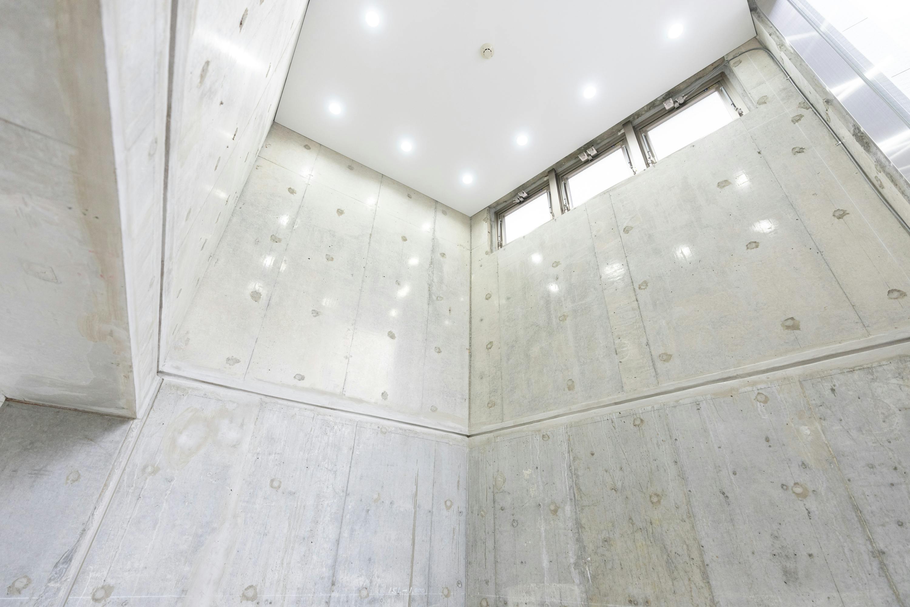 【表参道並木通りから1分/138㎡】展示会・ポップアップ・個展に最適!天井高4.7mの専用エントランスが印象的なギャラリースペース