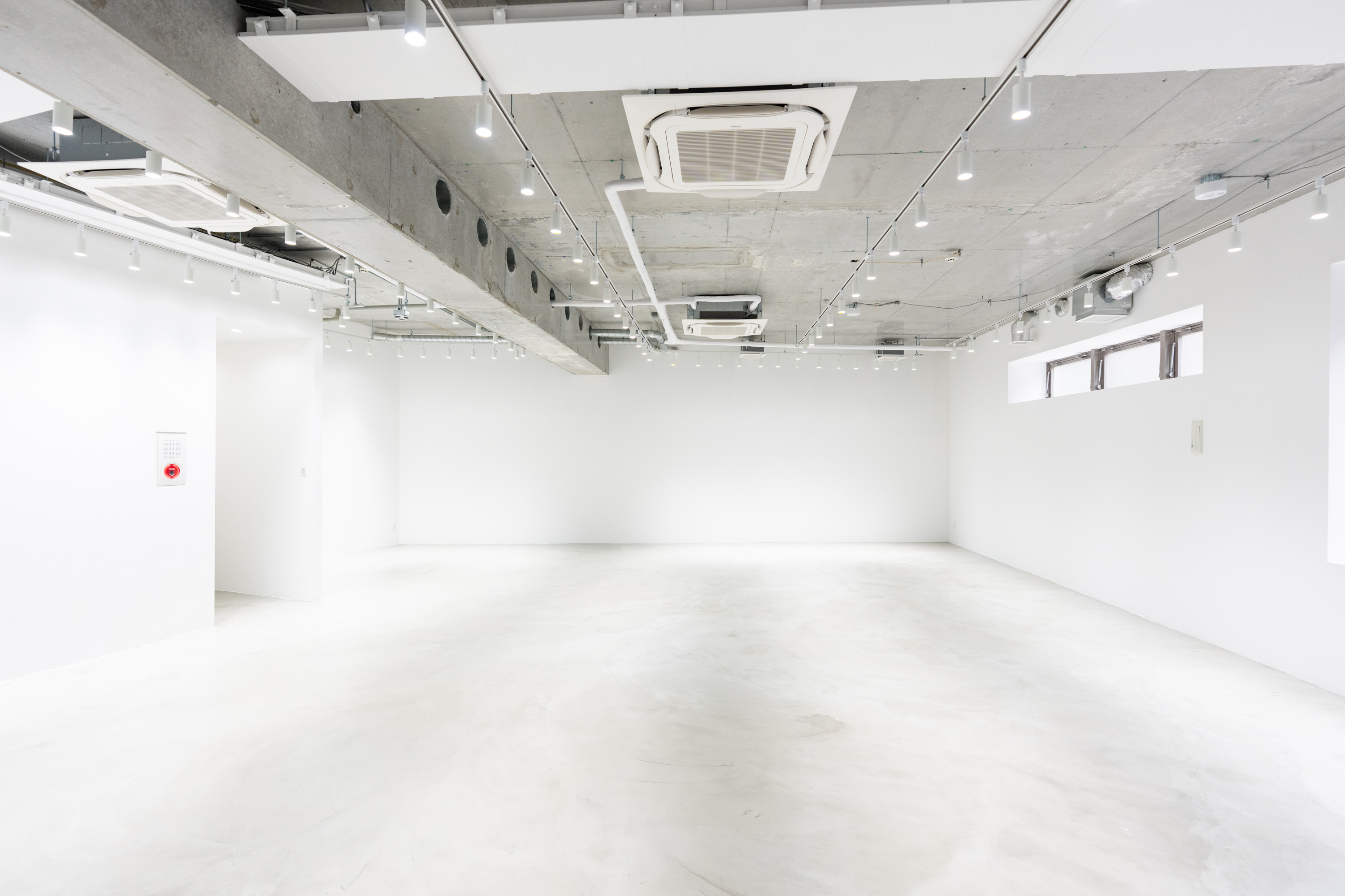 【表参道並木通りから1分／138㎡】展示会・ポップアップ・個展に最適！天井高4.7mの専用エントランスが印象的なギャラリースペース